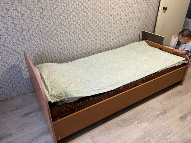 Кровать однушка в хорошем качестве деревянная