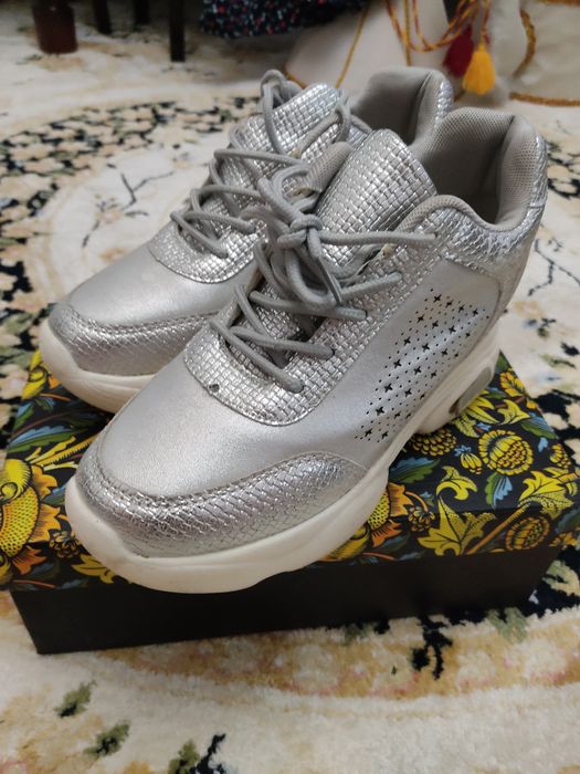 Продам кроссовки и сапоги