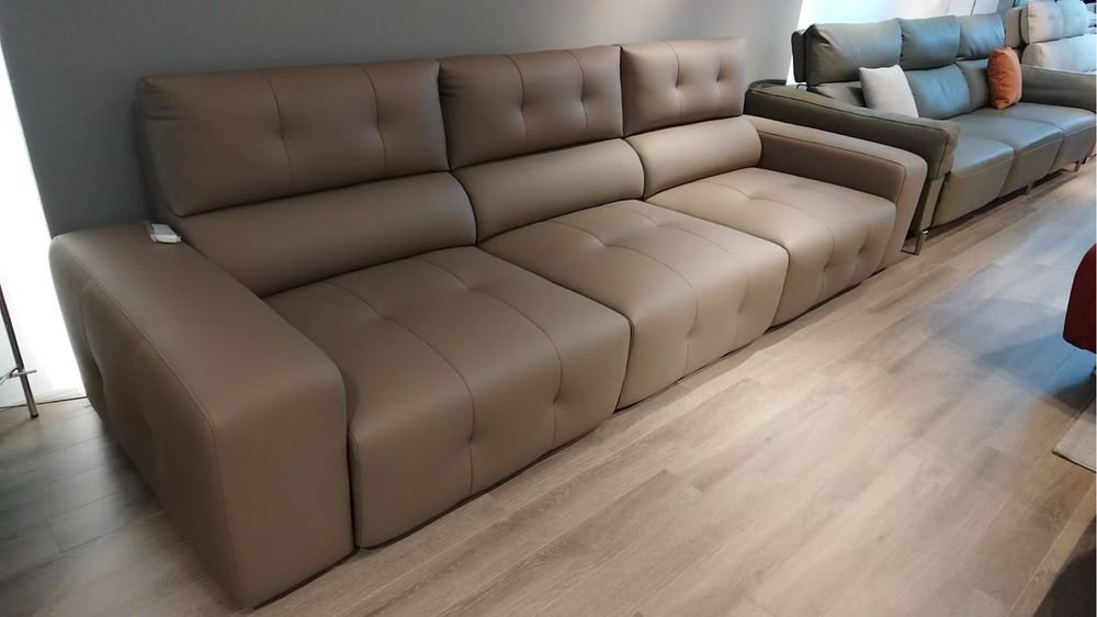 Диван кожанный, на пульте, с тремя выдвижными сиденьями