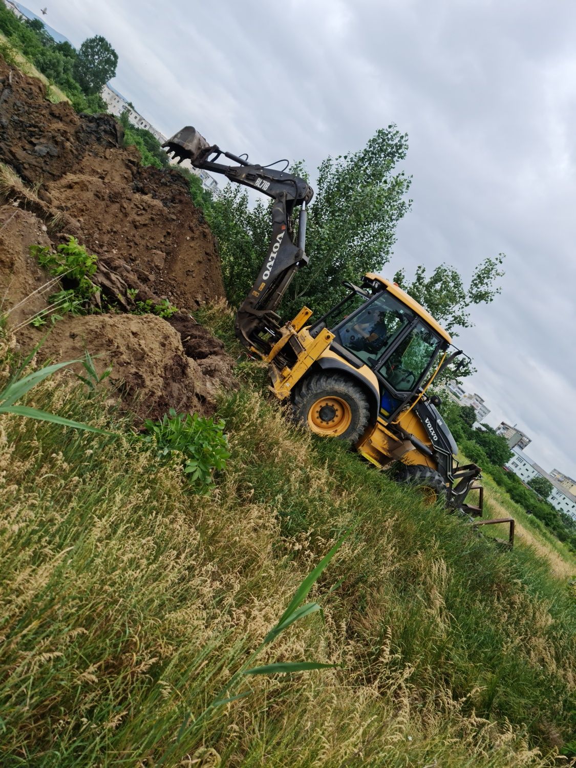 Lucrari si Servicii profesionale  inchiriere buldo excavator,camion,bo