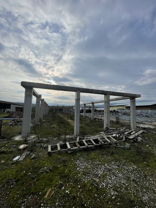 Продавам не довършена складова база