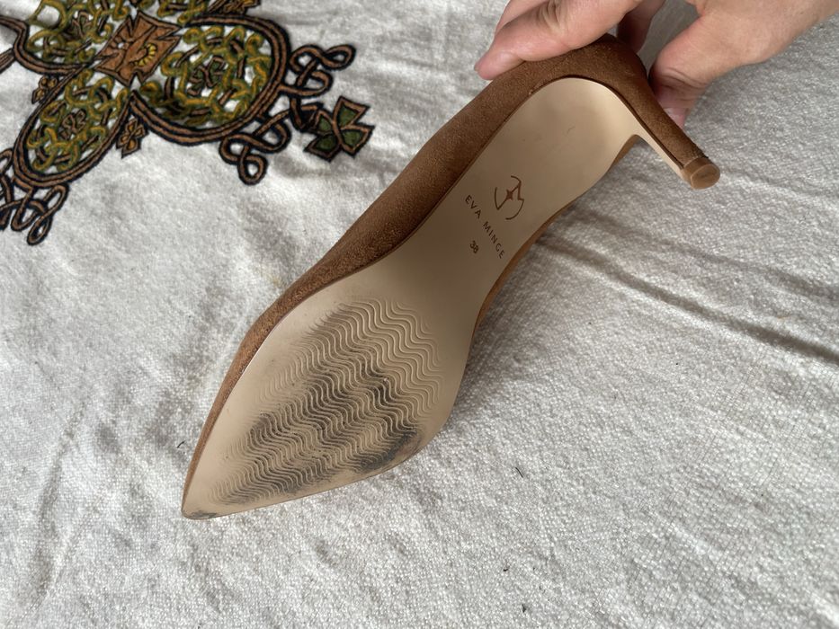 Продавам елегантни кафяви обувки от велур