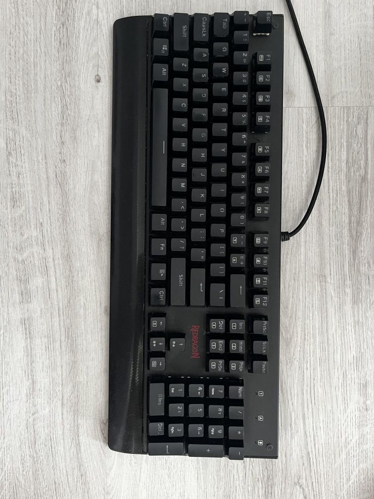 OFERTA!! PC gaming cu tastatura si monitor ieftin