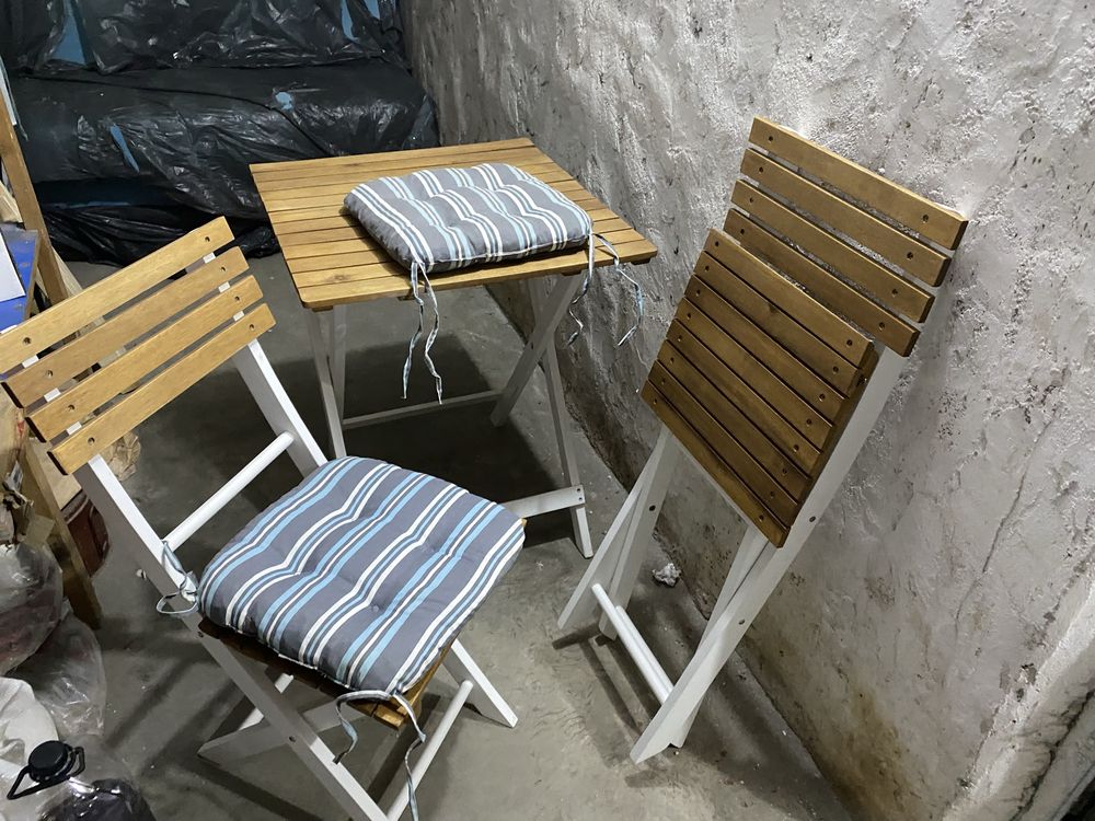 Vand masuta cu scaune de balcon plus 2 pernute