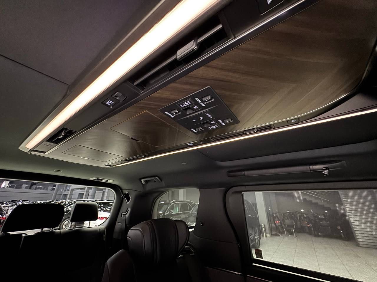 Продается абсолютно новый Lexus LM350h AWD