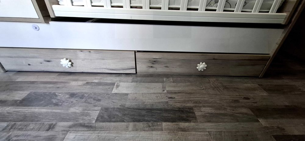 Деткко легло/бебешка кошара с люлеещ механизъм + матрак и протектор