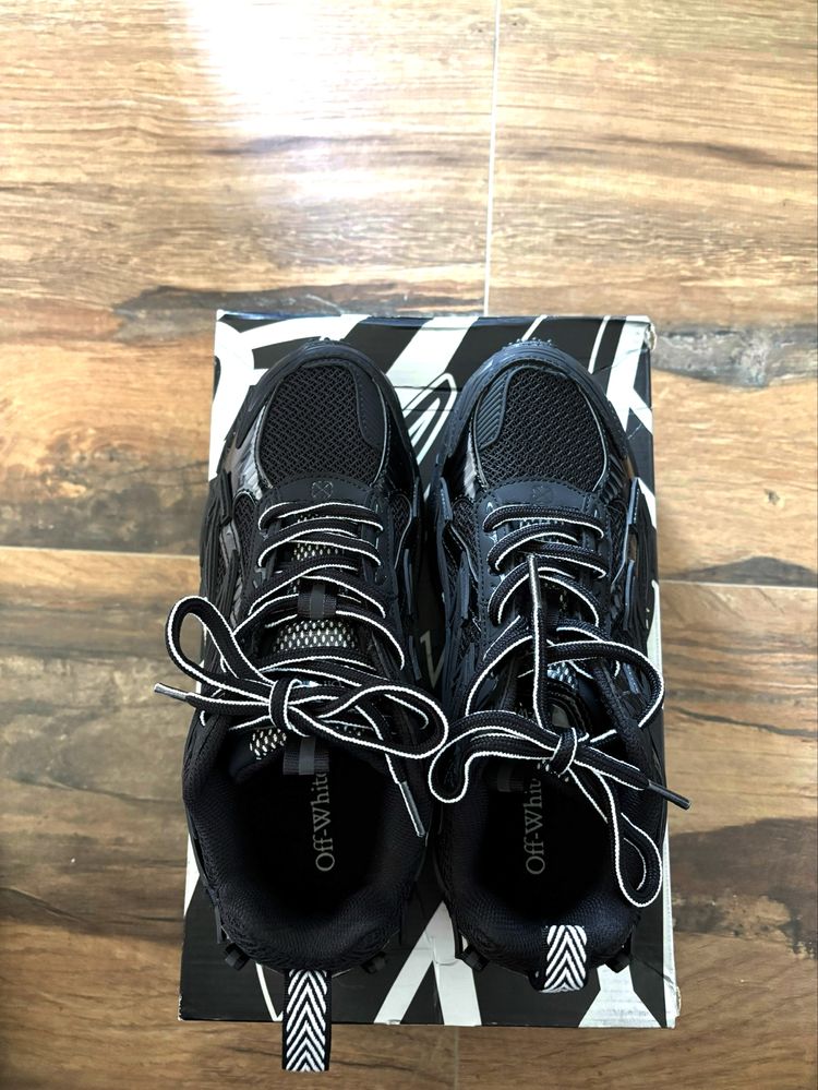 OFF WHITE ,,be right back”