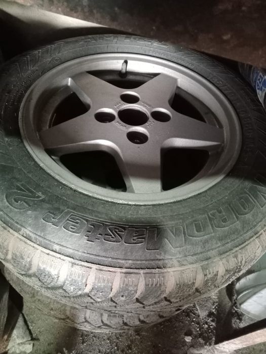 Продам комплект резины 185/70/14 с титанками