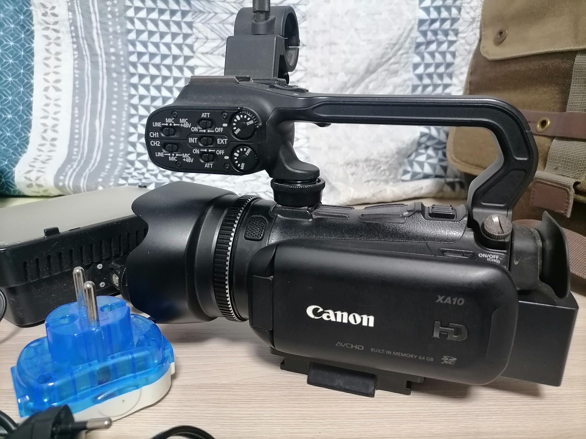 Продам отличную видео камеру Canon xa10