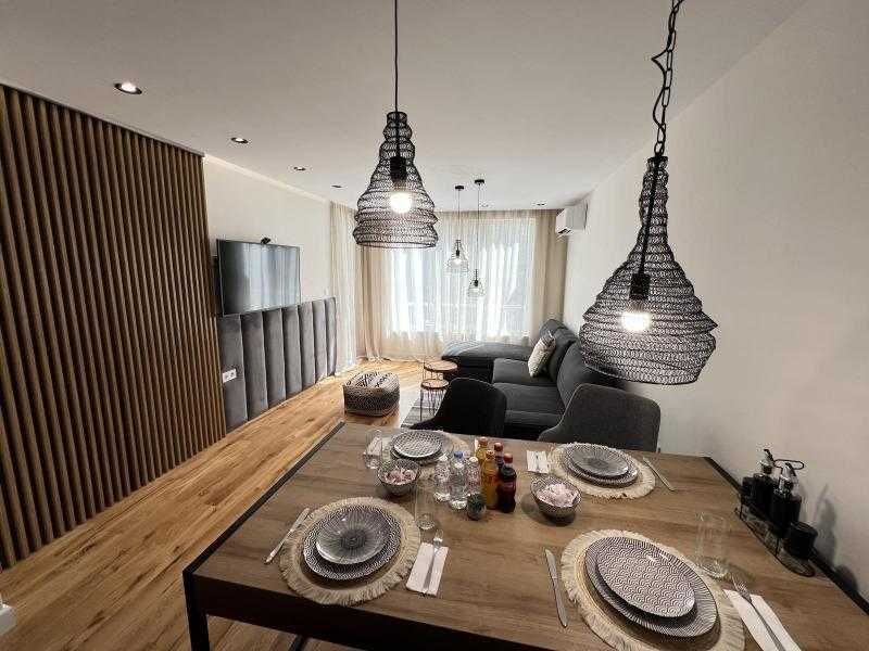 Дава се под наем Многостаен апартамент в Бургас, Център - 130 кв.м за 1250 € - Снимка #2