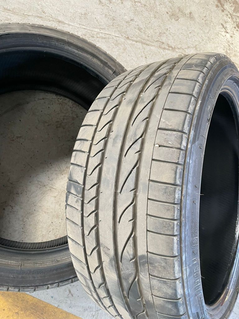 Vând 2 Anvelope Bridgestone 235 40 19 de vară