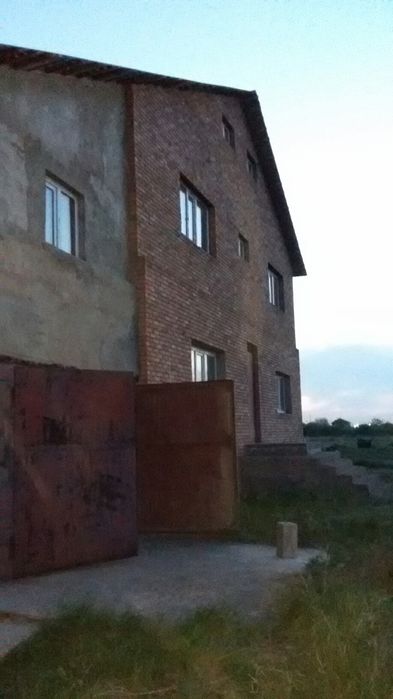 Продам двух этажный котедж с пристроенным гаражом отдельной баней