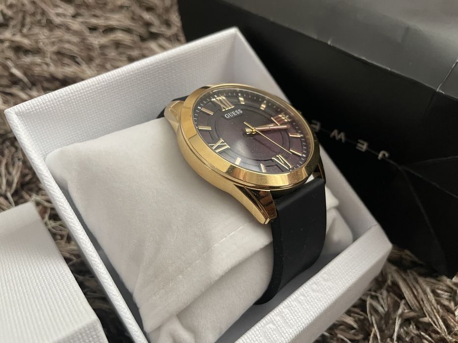 Ceas Guess, nou nout!  Culoare deosebita, la cutie!