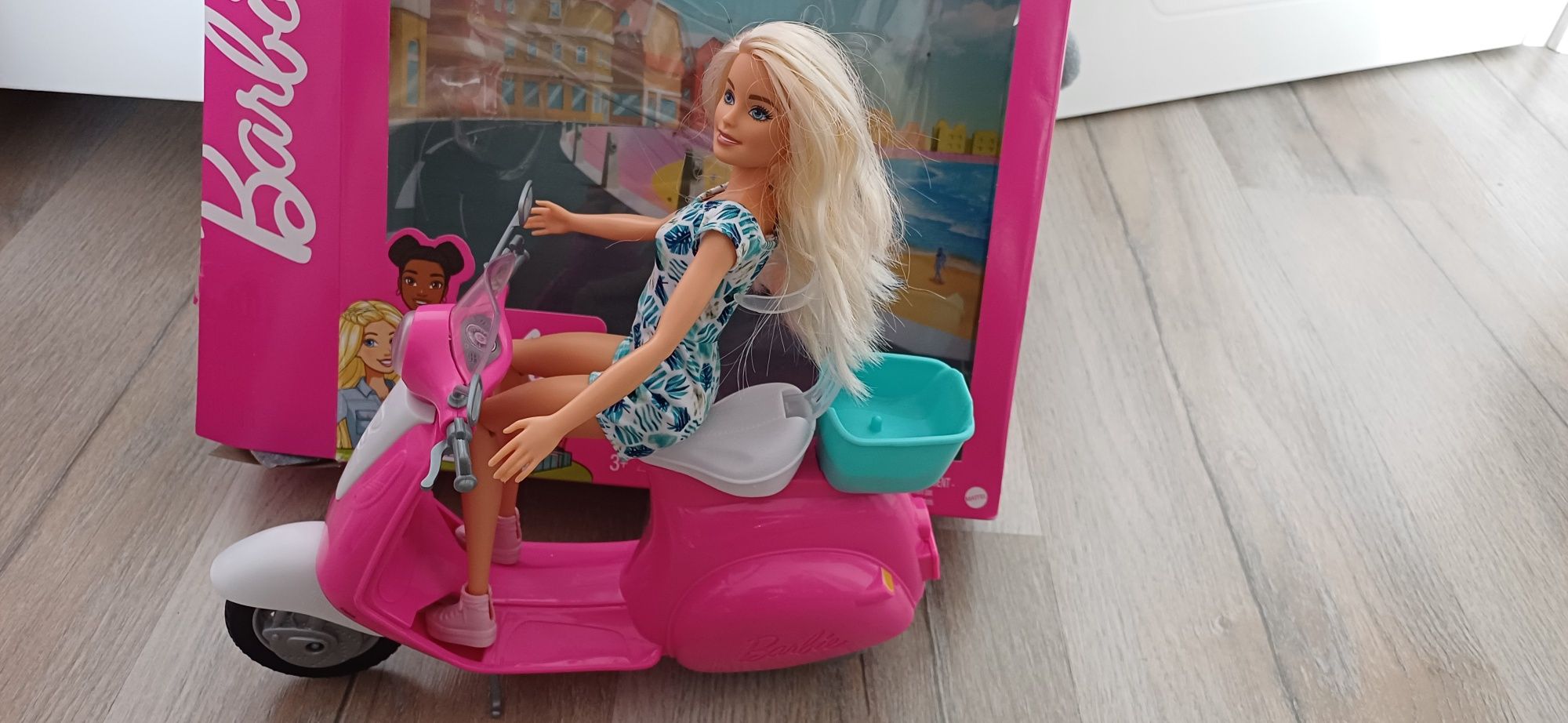 Vand păpușă Barbie pe motocicleta