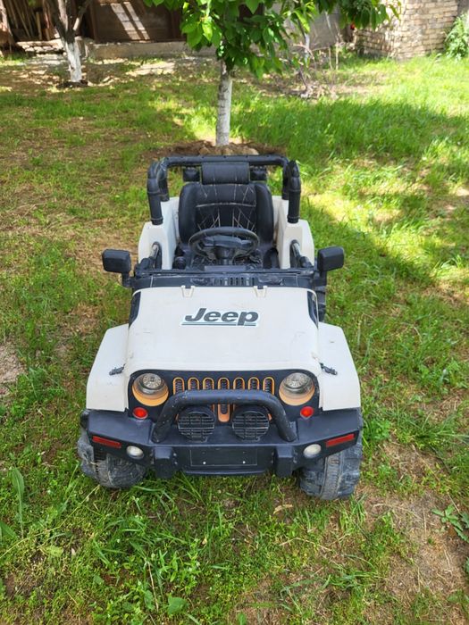 Ойыншық машина сатамын,тек аккумляторын ауытыру керек, зарядкасы отыры