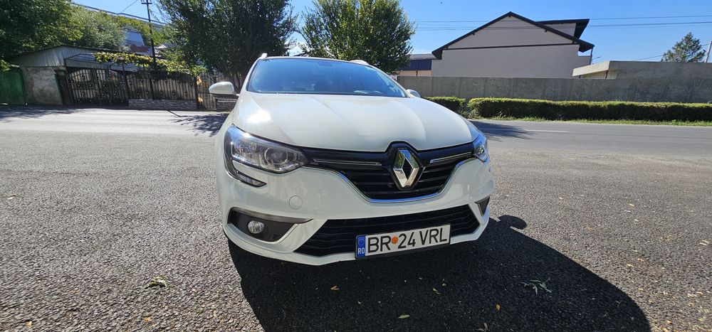 Se vinde autoturism