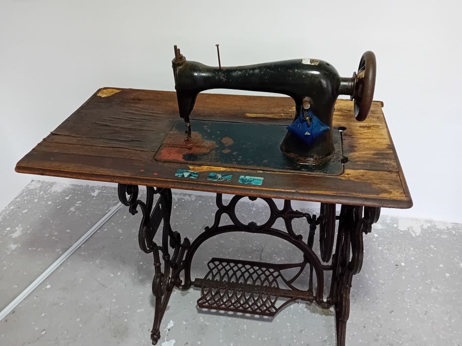 Vând mașină de cusut veche