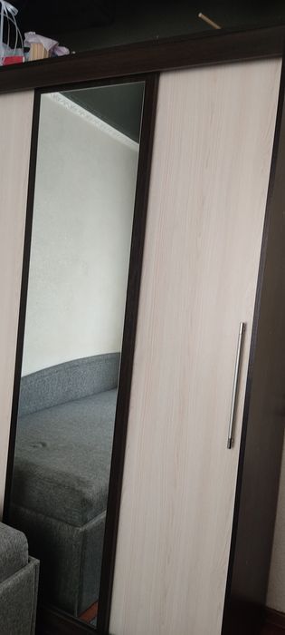 Продам шкаф платяной , стол с полкой