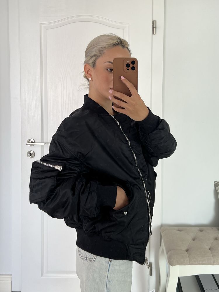 Яке тип бомбър Bershka