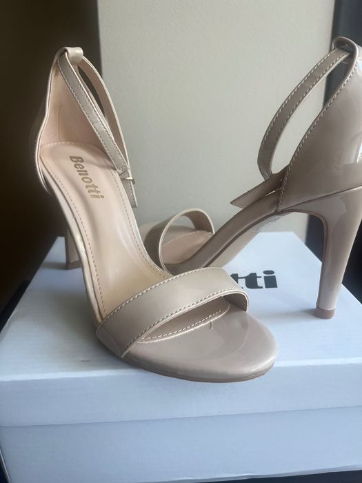 Бежави обувки на ток 35 номер