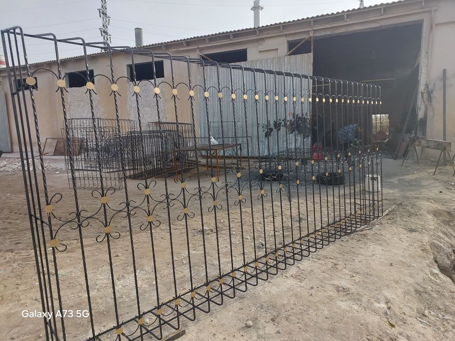 Решётка , козерок ,перила .