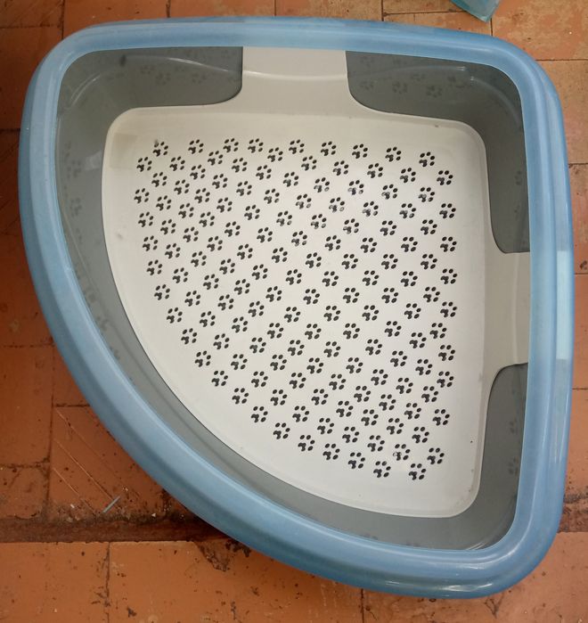 Лоток для кошек угловой, новый, большой глубокий с поддоном и бортиком