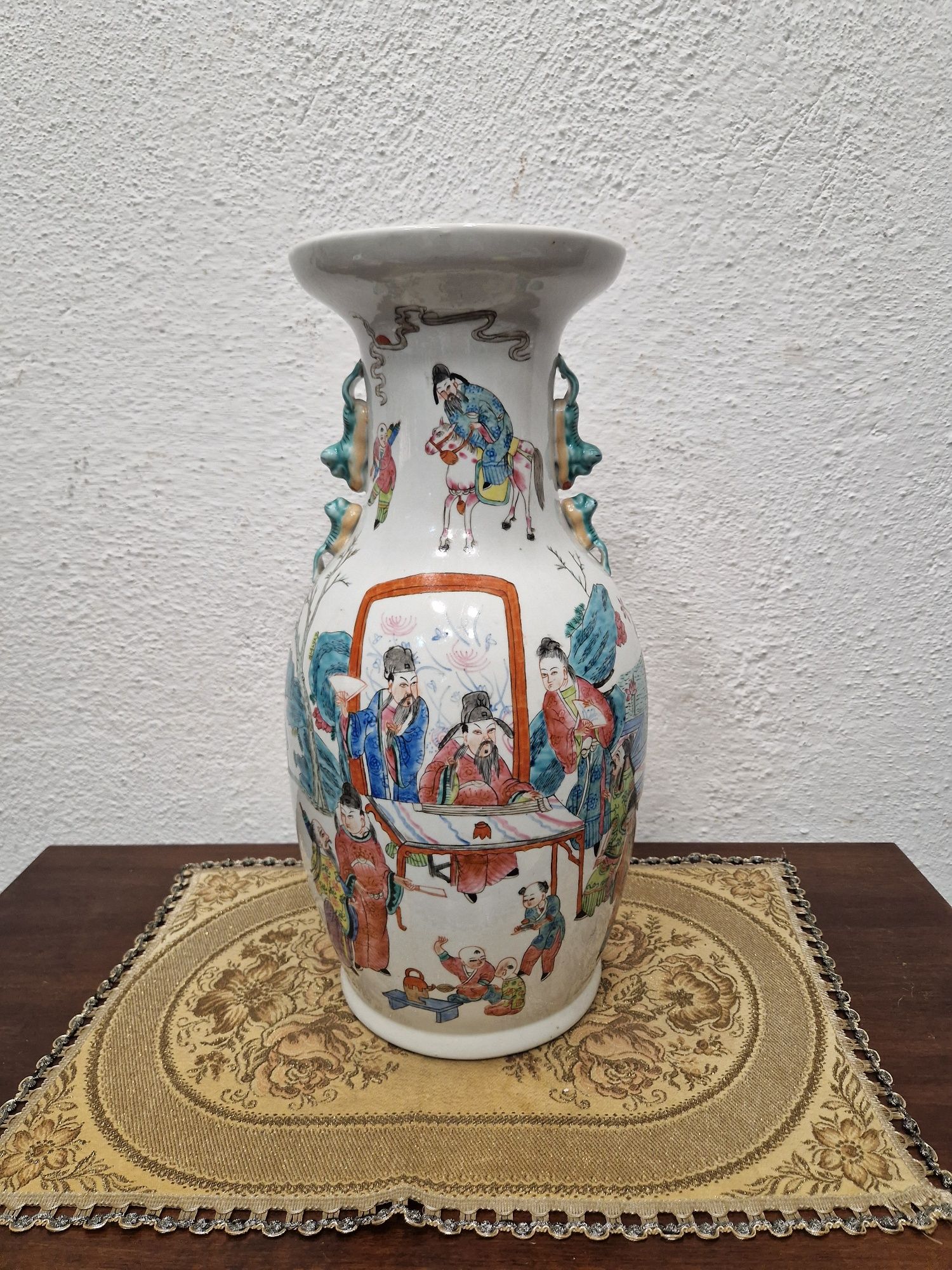 Китайска ваза с орнаменти