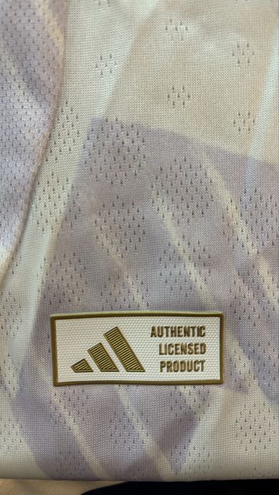 Футболен екип на Манчестър Юнайтед сезон 2025/2026