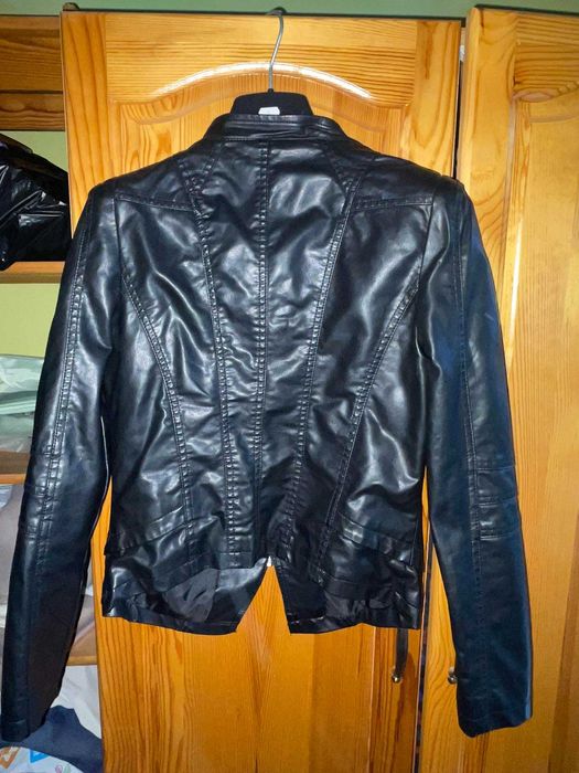 късо черно яке от еко кожа, размер XS/S - 15 лв