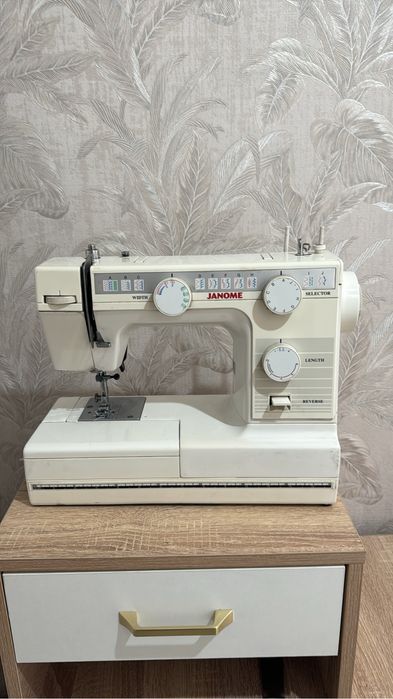 Швейная машина Janome