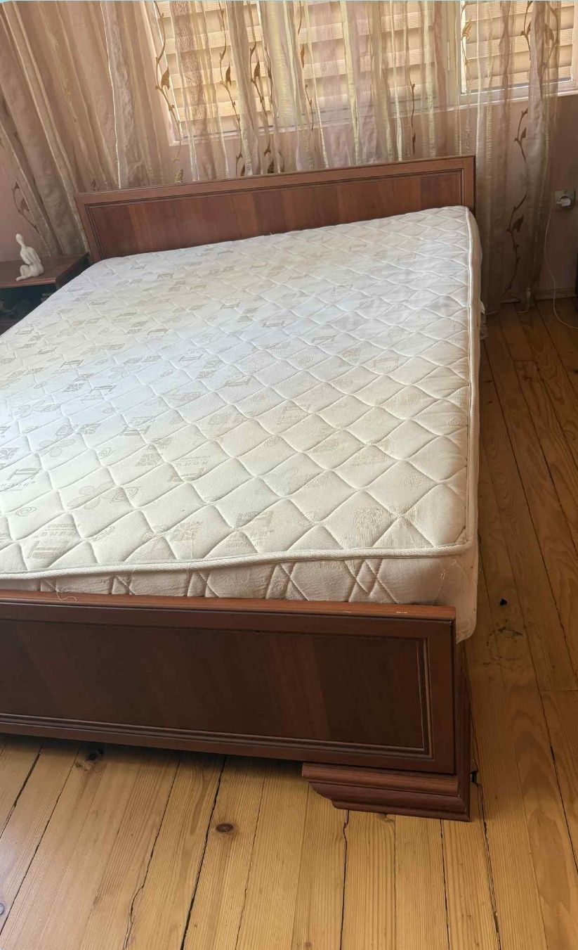 Продавам спалня с матрак и подматрачна рамка