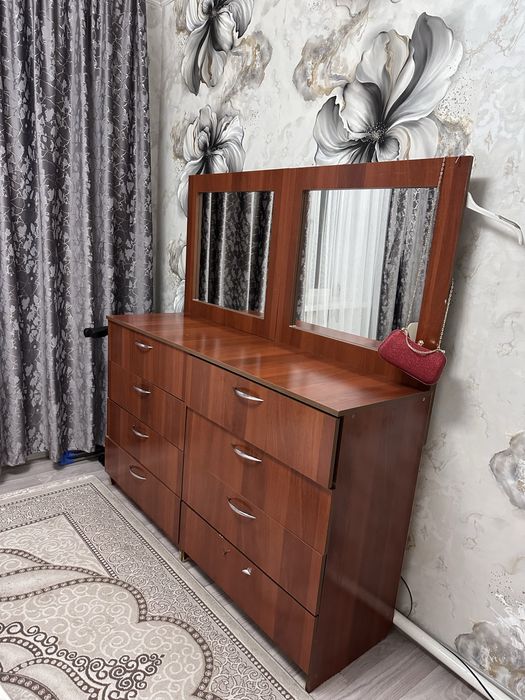 Комод цельный с зеркалом