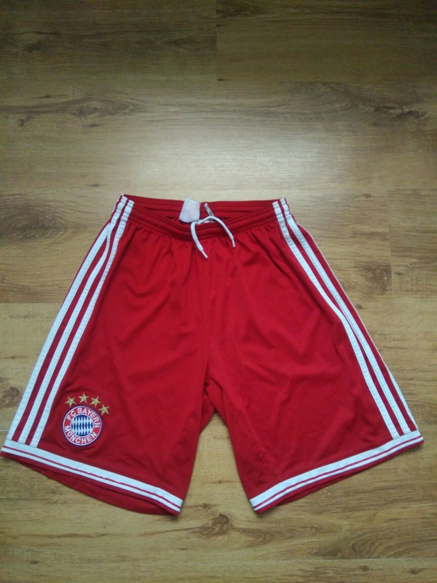 Pantaloni scurți Adidas Bayern München mărimea mărimea 15-16 ani sau S