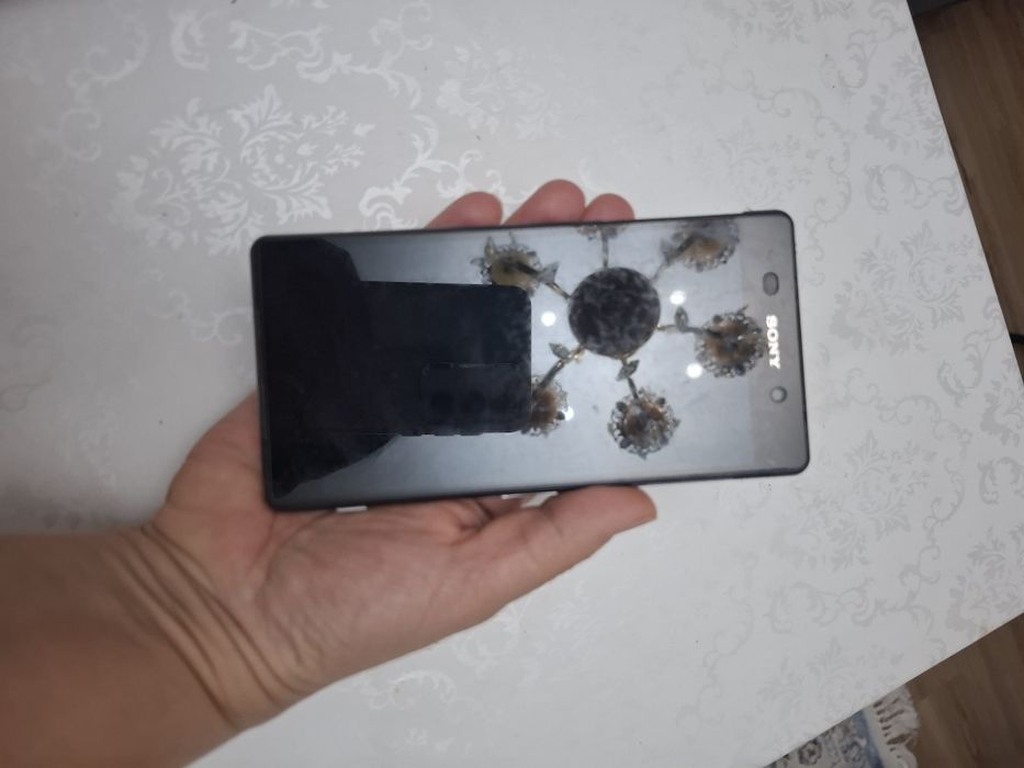 Телефон Sony Xperia Z1 на запчасти (экран целый)