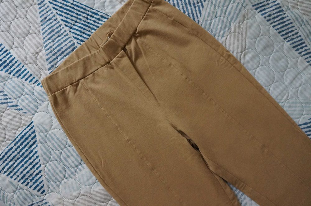 Елегантен и комфортен панталон с ръб 134см, нов!