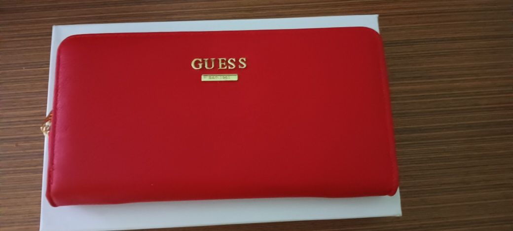 Голямо портмоне  Guess с изчистен дизайн, акцентно метално лого и зако