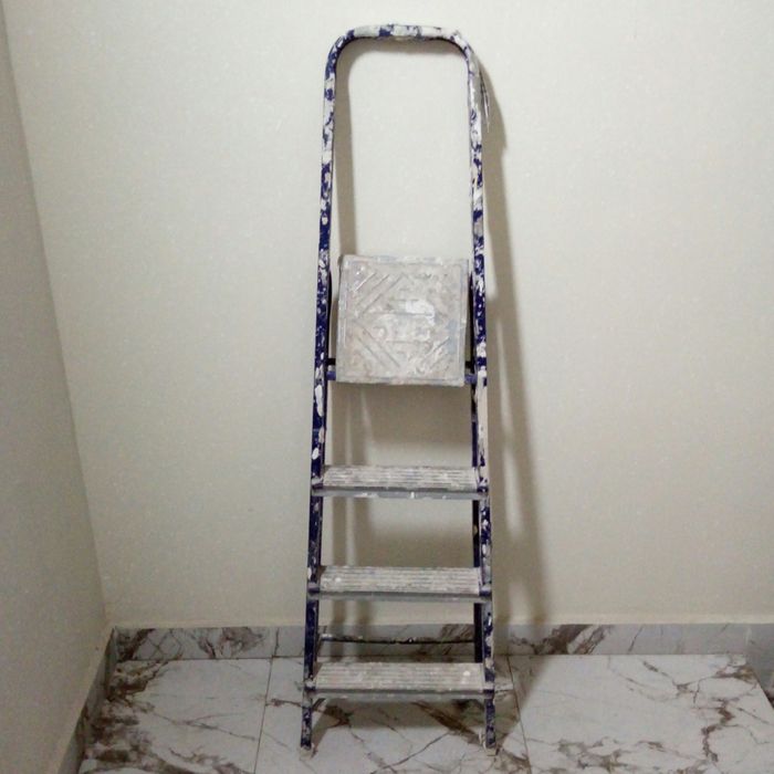 Продаю стремянку. Прочная, металлическая