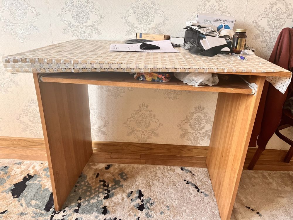 Продается стол хорошего состояния