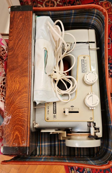 Mașina de cusut Chaika-III