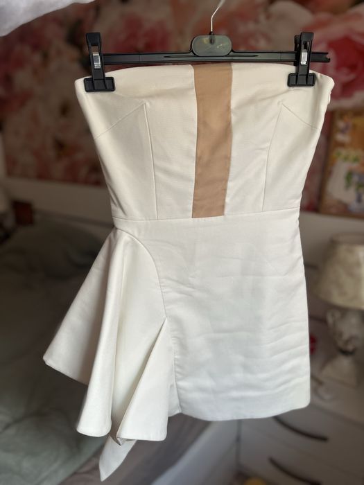 Бяла рокля по тялото