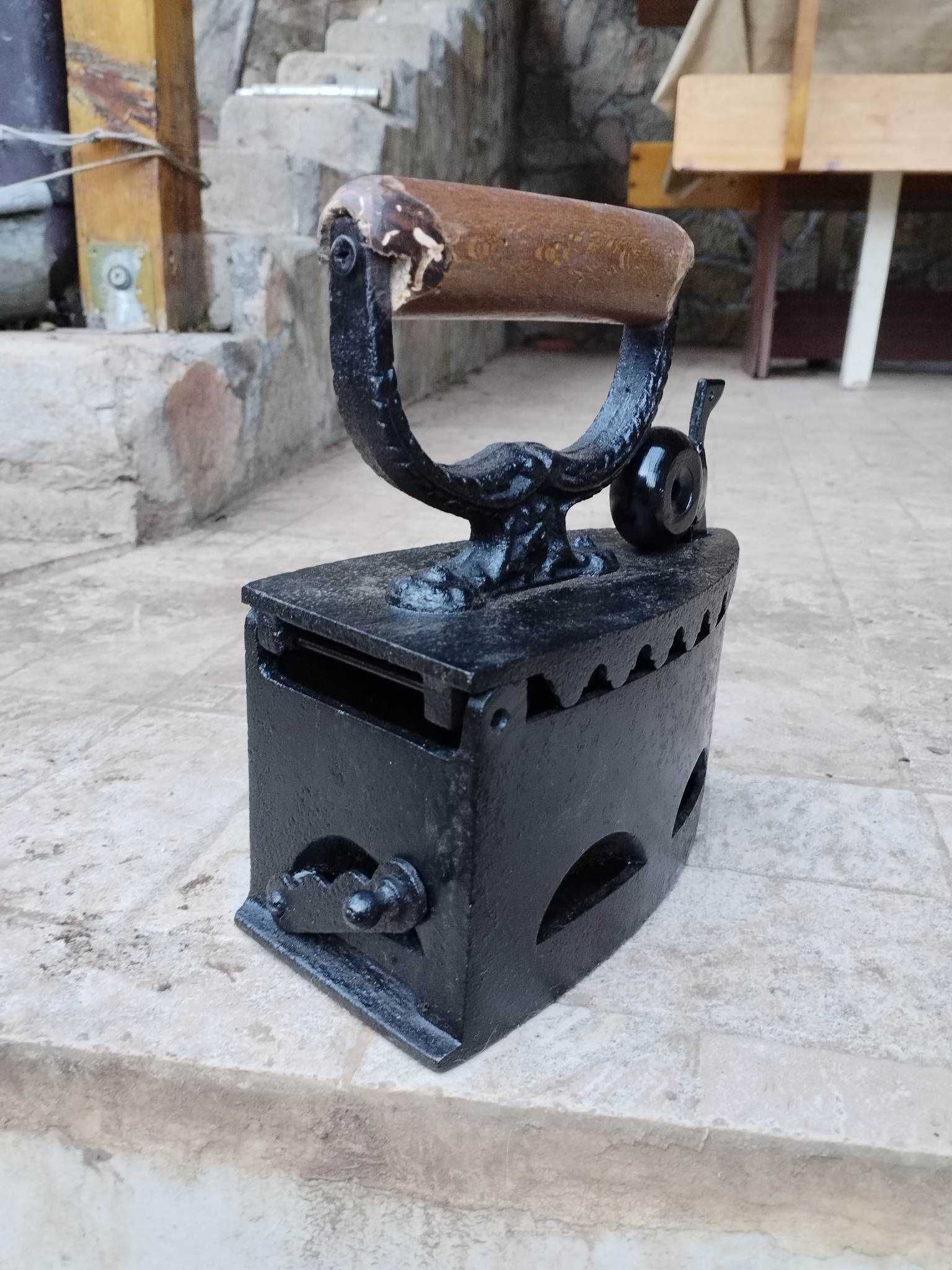 Стара ютия на жар