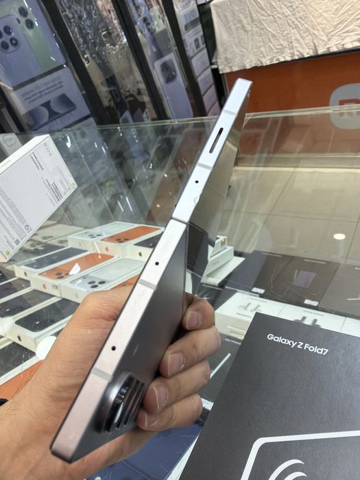 Samsung Z 6 gold 256 gb silver 1,2 qirilgan joylari bor