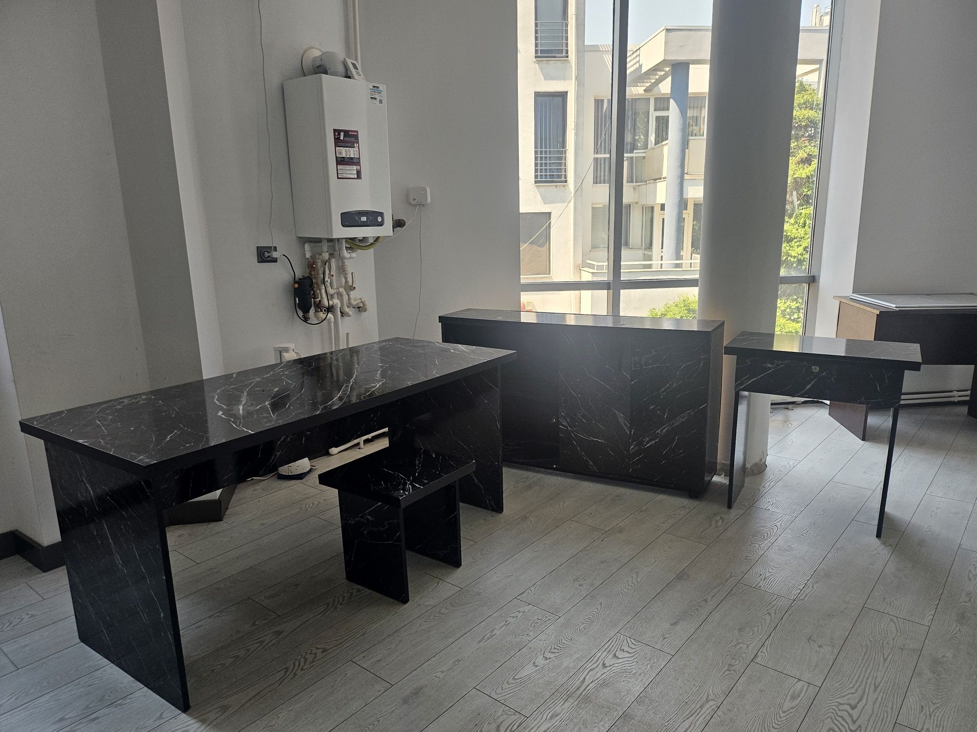 Vând masa + birou +mobilier suspendat și scaun birou