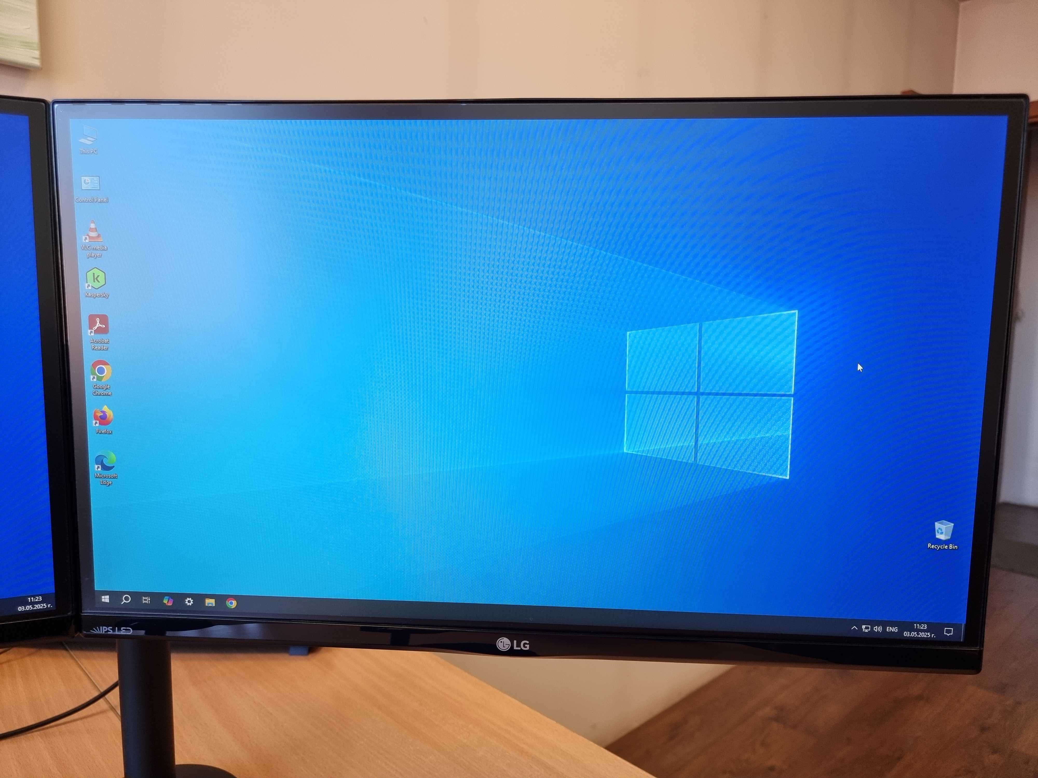 Два монитора LG 23MP67VQ-P 23" с регулируема стойка Gaming setup 75Hz