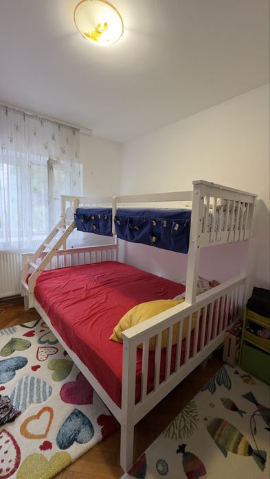 Pat de copii supraetajat.