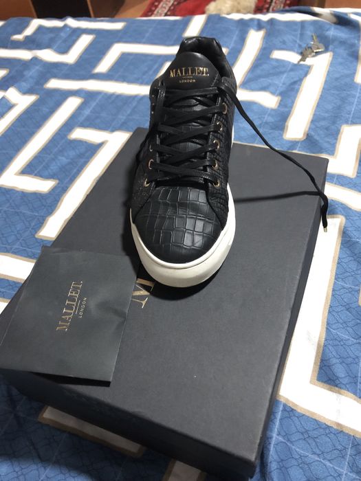 Vand adidasii MALLET.