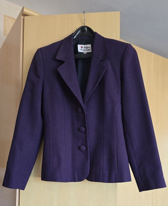 Лилав официален костюм - вталено сако и пола, размер С