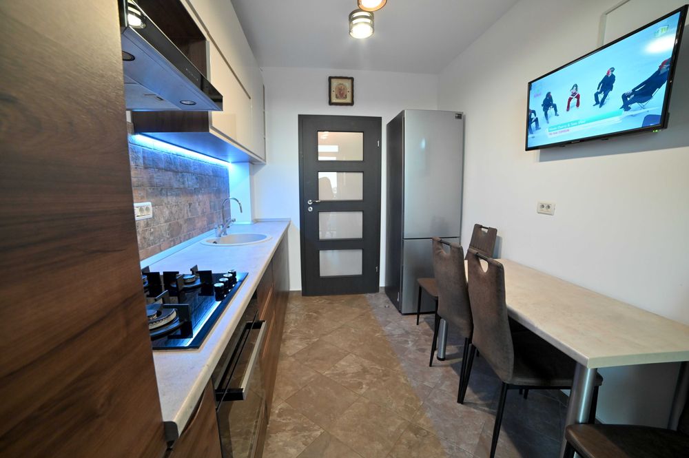 Apartament cu 3 camere, LA UN MINUT DE METROU D. LEONIDA