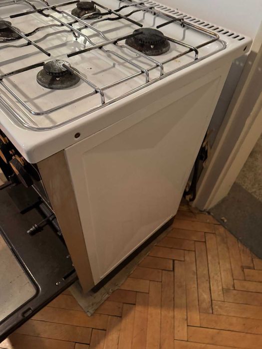 печка с 4 газови котлона и ел. печка с грил за пиле