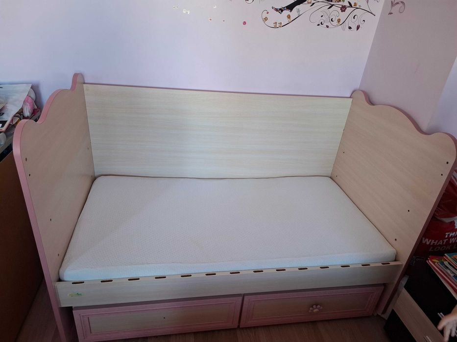 Голямо детско легло/кошара/ на три нива с люлеещ механизъм и матрак